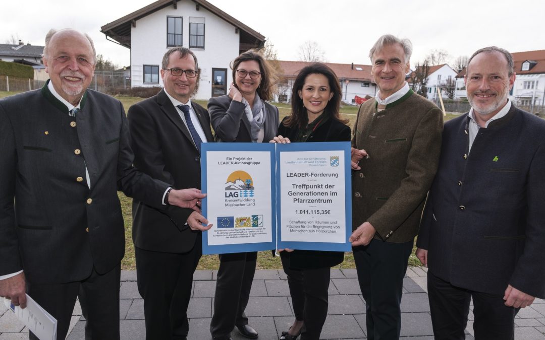 Staatsministerin Kaniber überreicht höchsten LEADER Förderbescheid an die Katholische Kirchenstiftung Holzkirchen