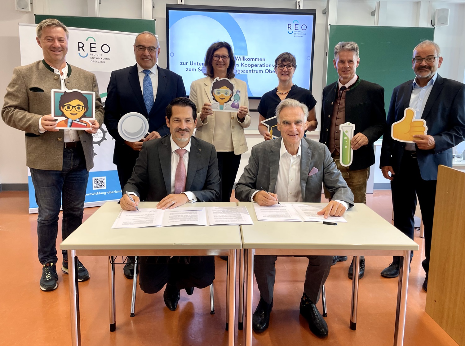 20240711_PM_REO_Schülerforschungszentrum Oberland_Kooperation besiegelt Bioweiderind