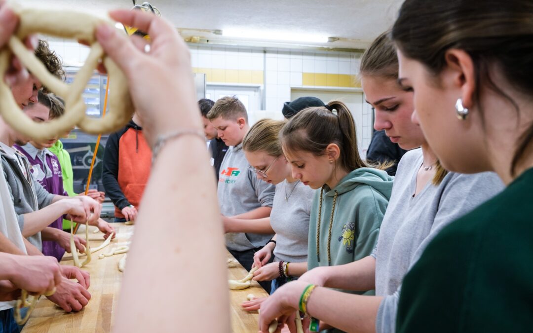 Praktische Einblicke in die Arbeitswelt: Ausbildungstour bringt Schüler und Betriebe zusammen