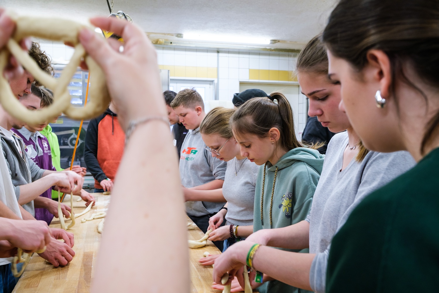Praktische Einblicke in die Arbeitswelt: Ausbildungstour bringt Schüler und Betriebe zusammen