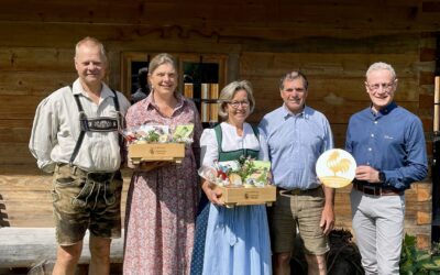 Herzlichen Glückwunsch! Zwei Ferienhöfe aus dem Landkreis Miesbach holen den „Goldenen Gockel 2025“