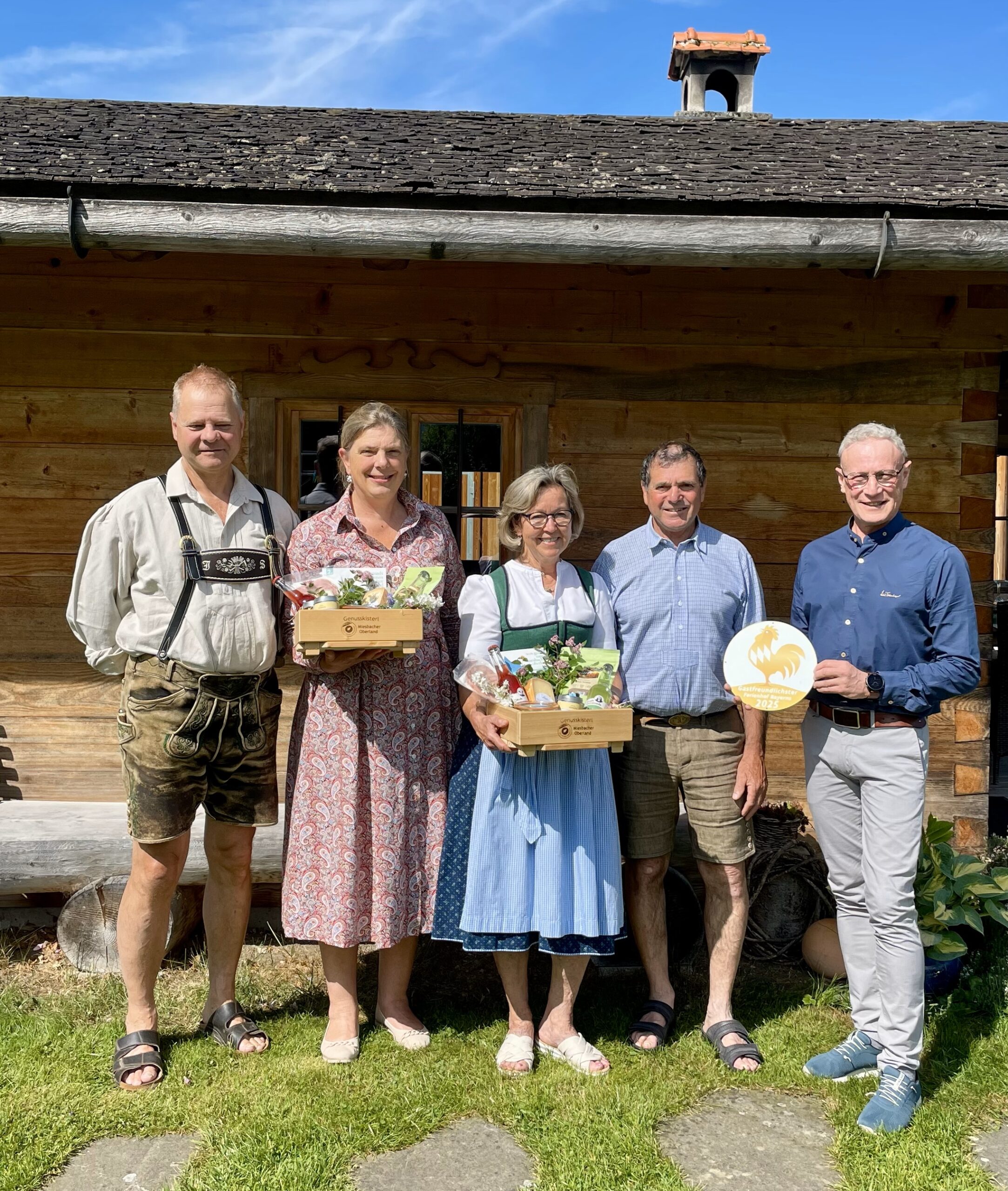 Herzlichen Glückwunsch! Zwei Ferienhöfe aus dem Landkreis Miesbach holen den „Goldenen Gockel 2025“