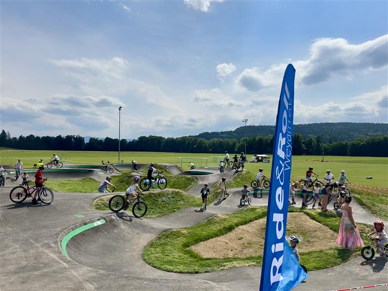 Neuer Pumptrack in Weyarn eröffnet – Ein Ort für Sport, Begegnung und Gemeinschaft