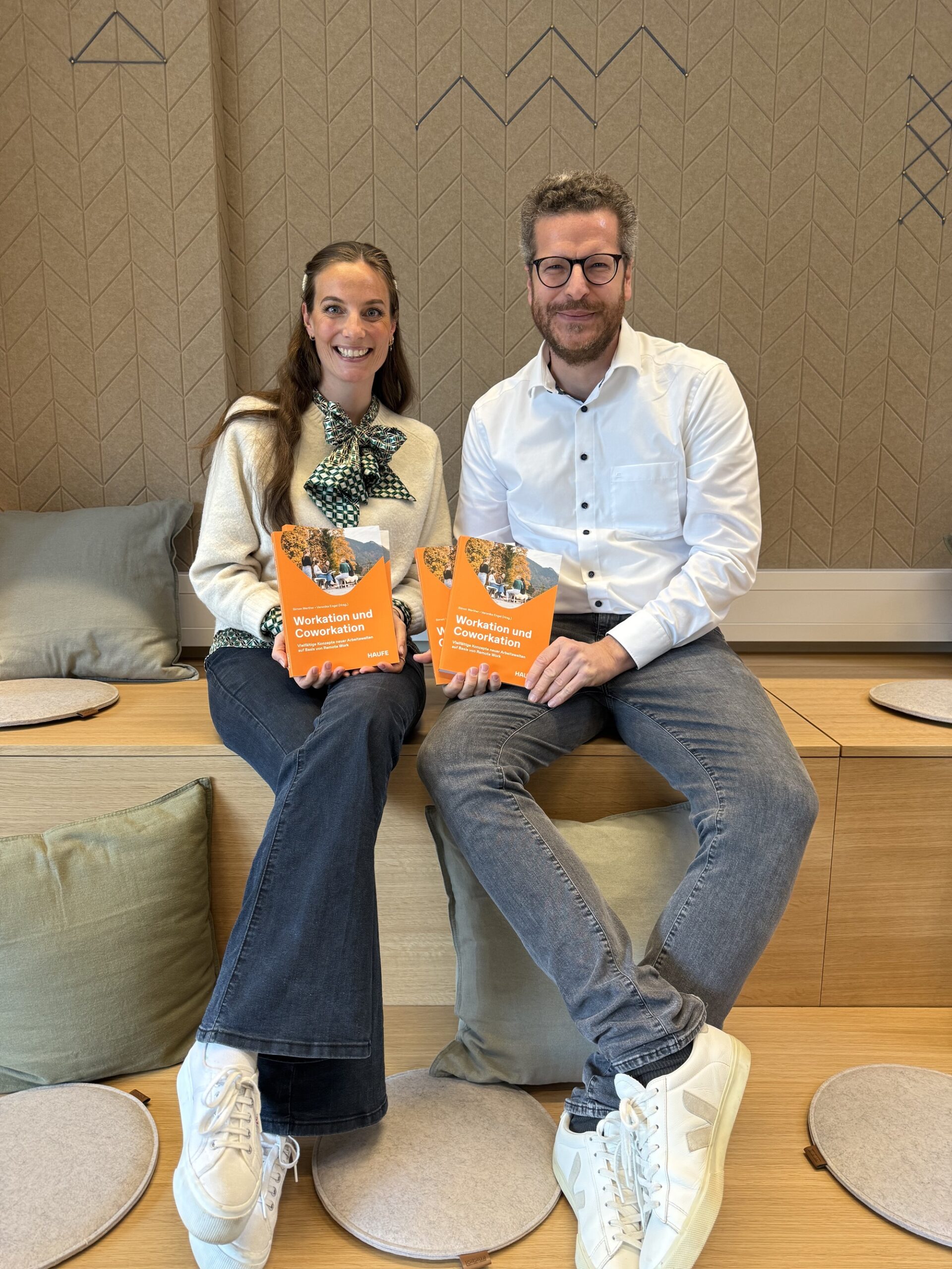 Workation als Zukunftschance: Fachbuch rückt neue Arbeitsformen im Alpenraum in den Fokus